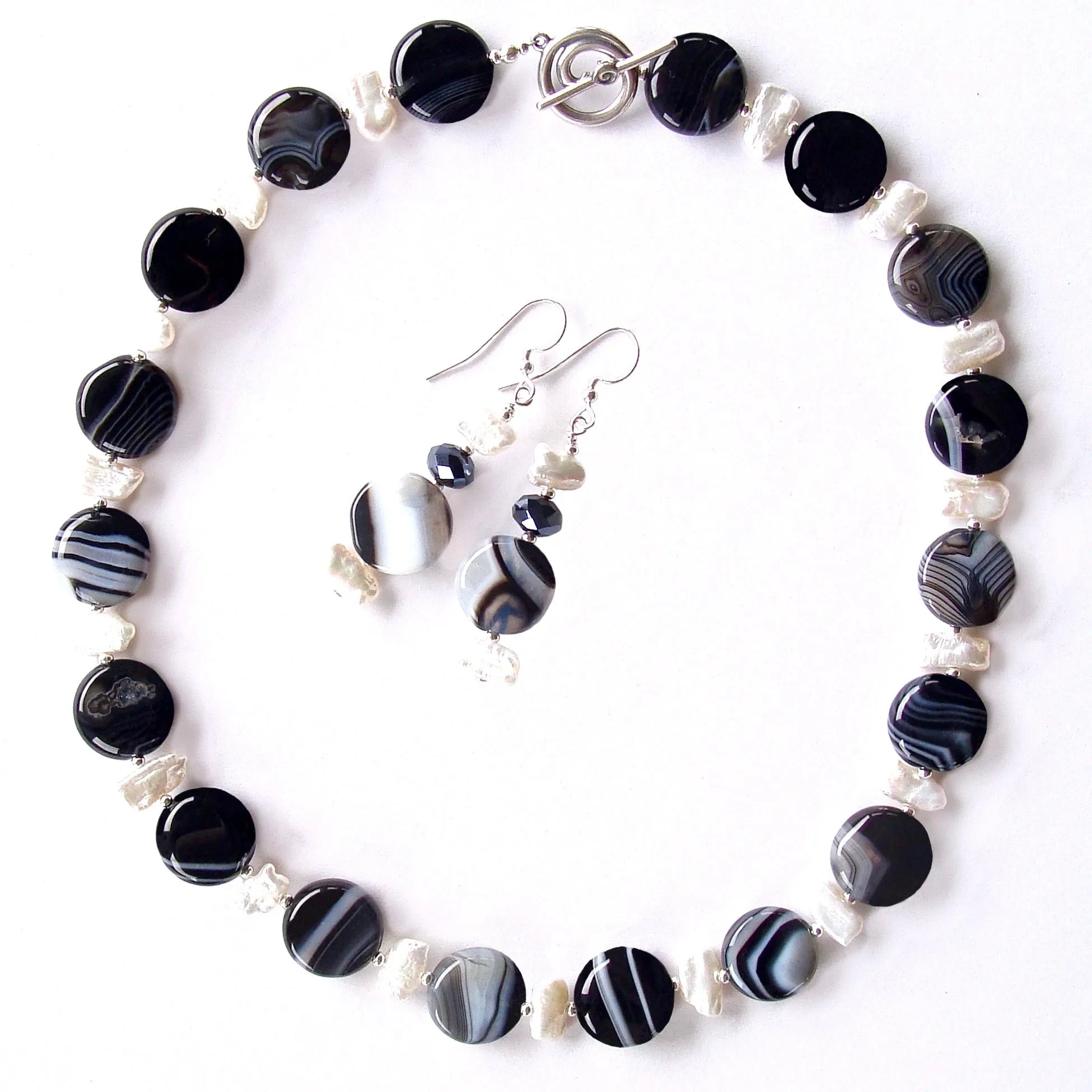 Leeza: Black and White Necklace Set