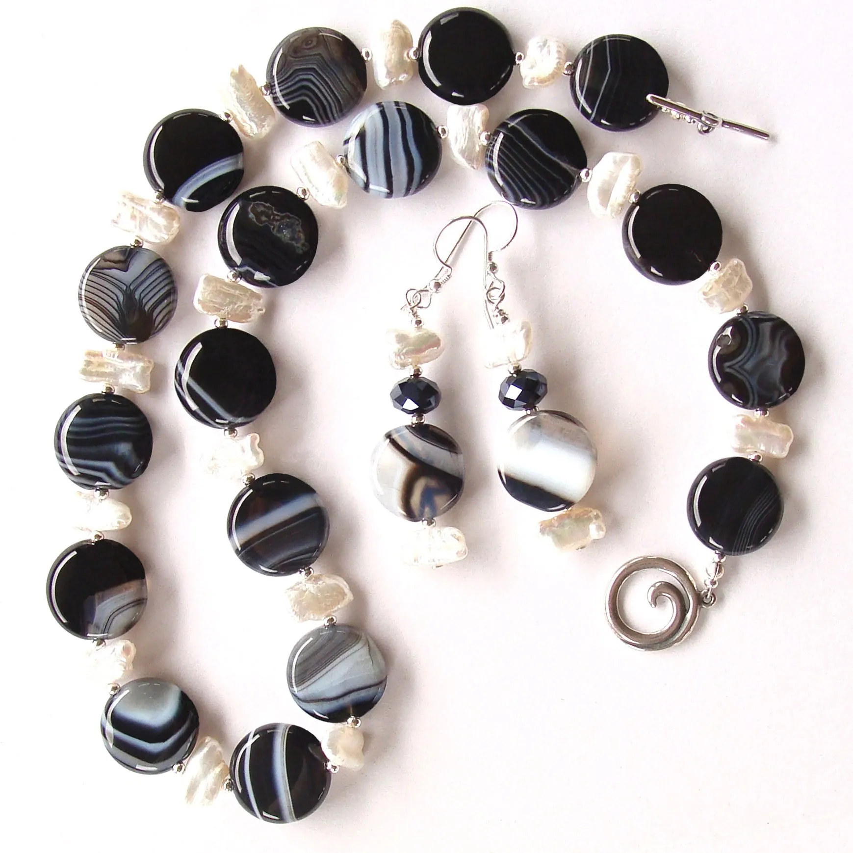 Leeza: Black and White Necklace Set